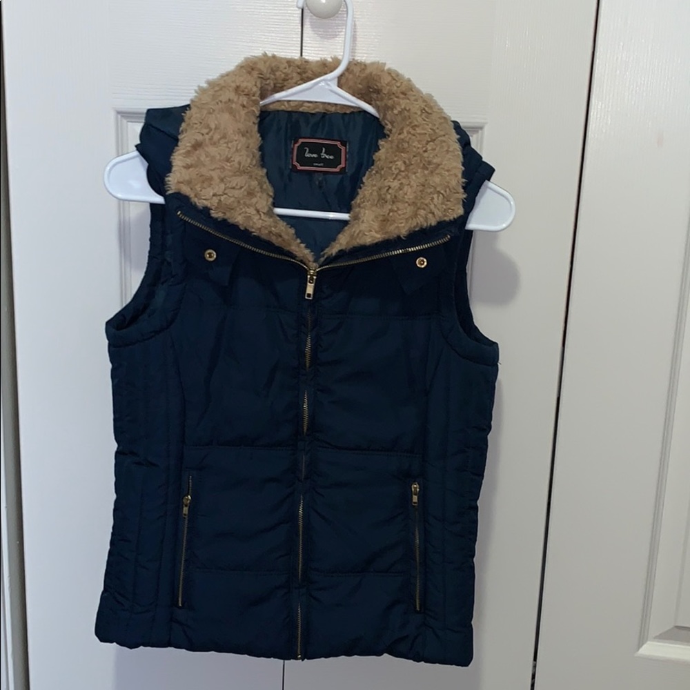 Hooded vest with fur